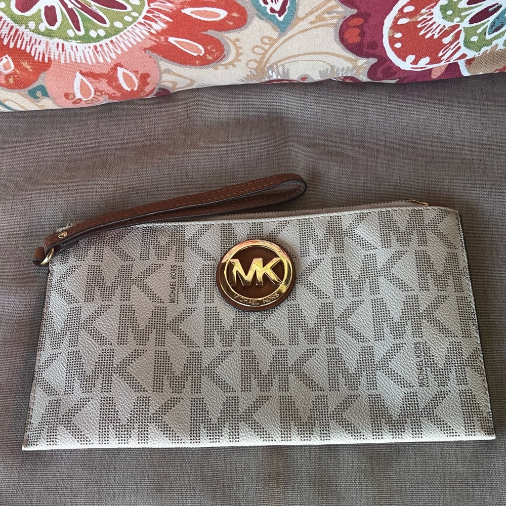 Michael Kors Logo Zip wristlet!